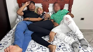 Mi Friends helter-skelter me Invito a ver Película machinate a su Novia pero su Novia esta whisk el Culo hacia mi Lado y no Pude Resistirme