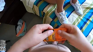 Me quité el condón y la prostituta recibe todo el semen dentro.