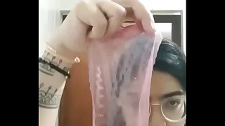 enseñando como hacer un condón femenino